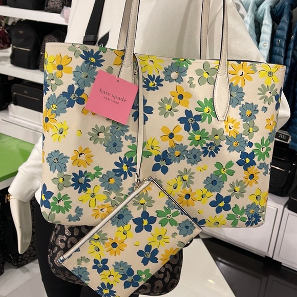 Kate Spade All Day Floral Medley Large Tote
COLOR:
Parchment Multi - Picture 16 of 16